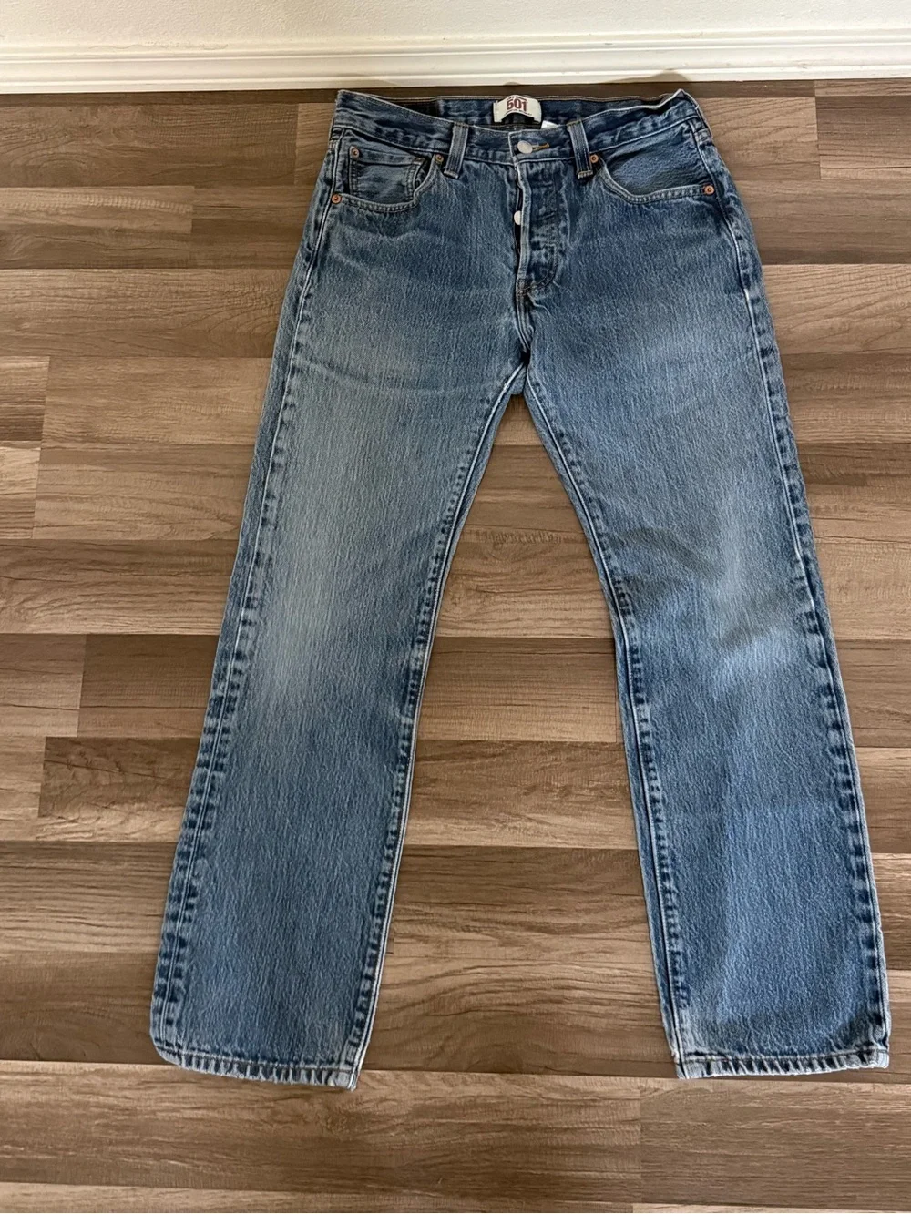 Levi's 501 Men's Straight Jeans in Light Blue Wash - Picture 10 of 12